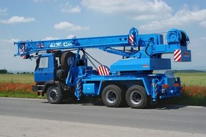 Фото синего крана